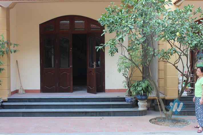 Unfurnished house available for rent in Nghi Tam street, Tay Ho, Hanoi